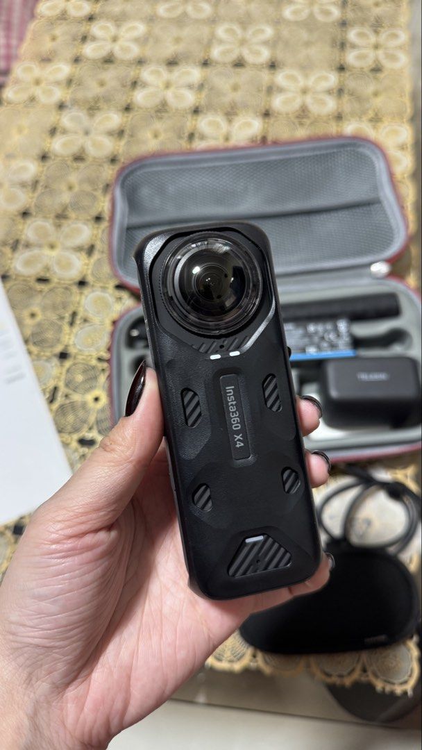 Insta360 X4 Standard Bundle with freebies (Category: Cameras) located in Quezon City. Submitted by biancxy (Listing ID 1429184753, Image 2). Description: Insta360 X4 with standard lens guard and thermo grip cover X4 battery X4 Lens cap 114cm invisible selfie stick 256gb memory card USB C to C cable Lens cloth Protective pouch Tempered glass installed aMagisn carrying case Telesin 2-slot charger with card storage Sunnylife Desktop stand base stabi