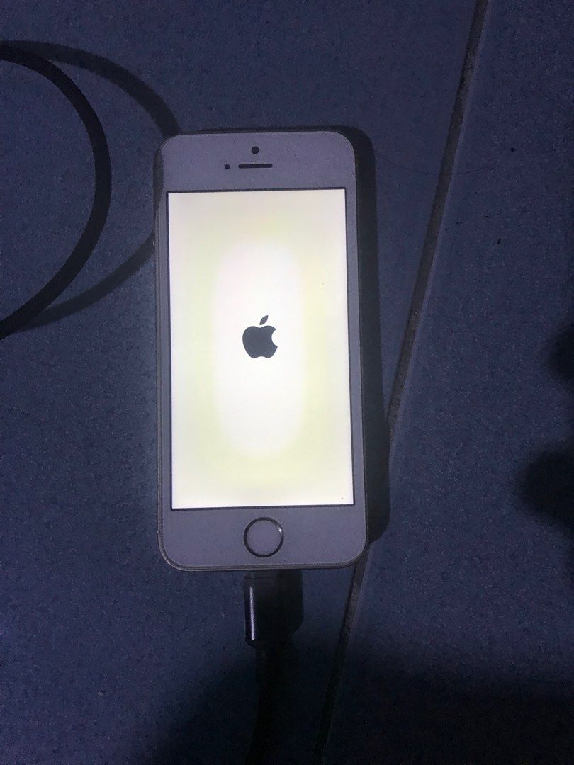 Iphone 5s defective (Category: Others) located in Manila. Submitted by nat_peak (Listing ID 1429258450, Image 1). Description: Selling as defective Hindy nag charge Nag On pag nka salpak lng un charger and need itunes restore Lcd and battery replace na! Other parts still orig. Goods for parts out!!.