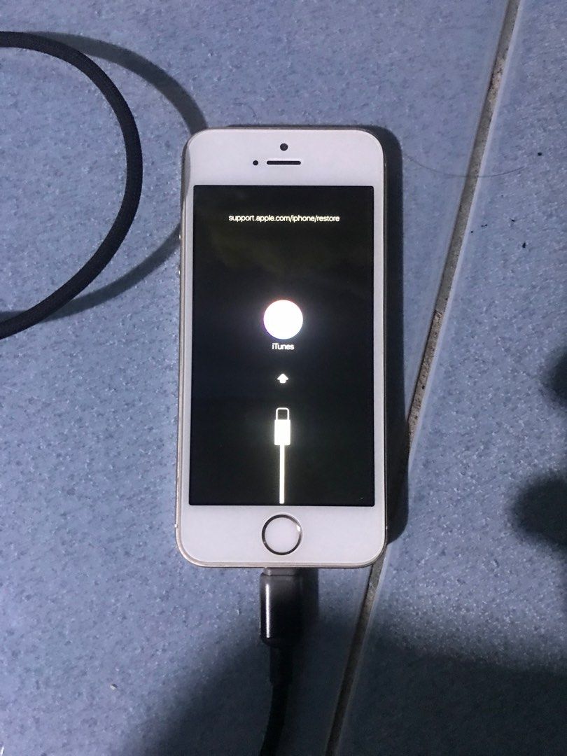Iphone 5s defective (Category: Others) located in Manila. Submitted by nat_peak (Listing ID 1429258450, Image 2). Description: Selling as defective Hindy nag charge Nag On pag nka salpak lng un charger and need itunes restore Lcd and battery replace na! Other parts still orig. Goods for parts out!!.