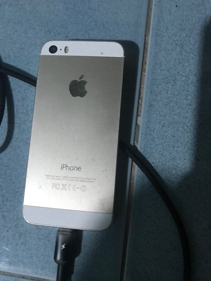 Iphone 5s defective (Category: Others) located in Manila. Submitted by nat_peak (Listing ID 1429258450, Image 3). Description: Selling as defective Hindy nag charge Nag On pag nka salpak lng un charger and need itunes restore Lcd and battery replace na! Other parts still orig. Goods for parts out!!.