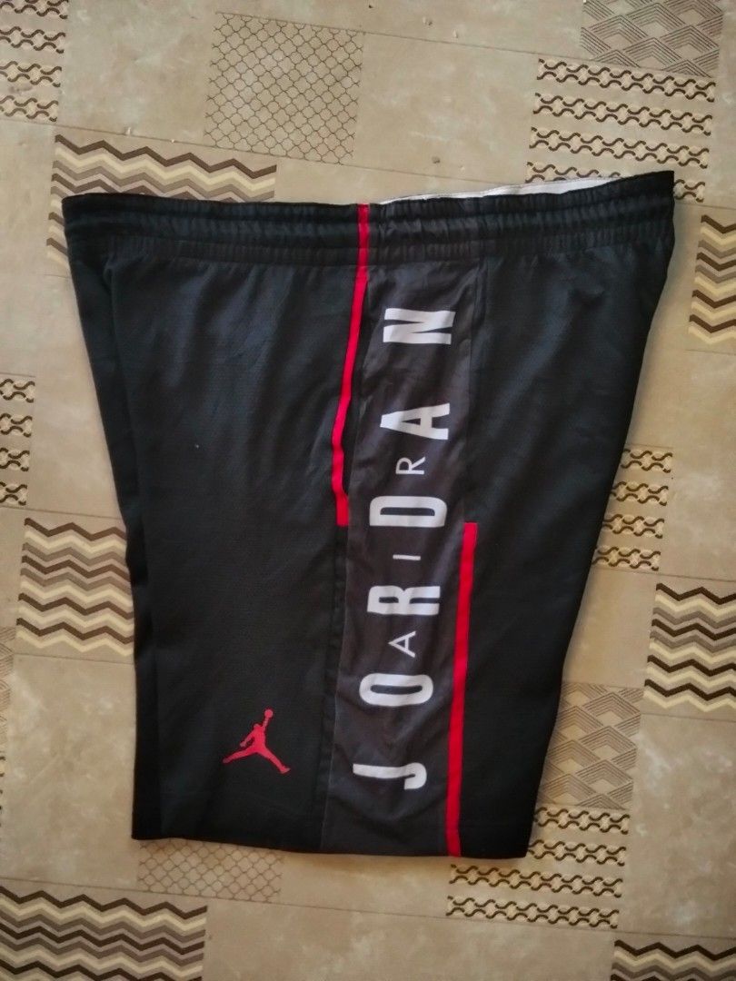 Jordan Black Shorts (Category: Shorts) located in Argao. Submitted by jps1thrift4shop (Listing ID 1429214002, Image 2). Description: Jordan script •exellent condition •W34-31 •L20 •Leg opening 12 •issue:minimal hairline/small rand •color rate 9.7/10 •450+sf loc Argao Cebu color may vary due to lighting items are thrifted.