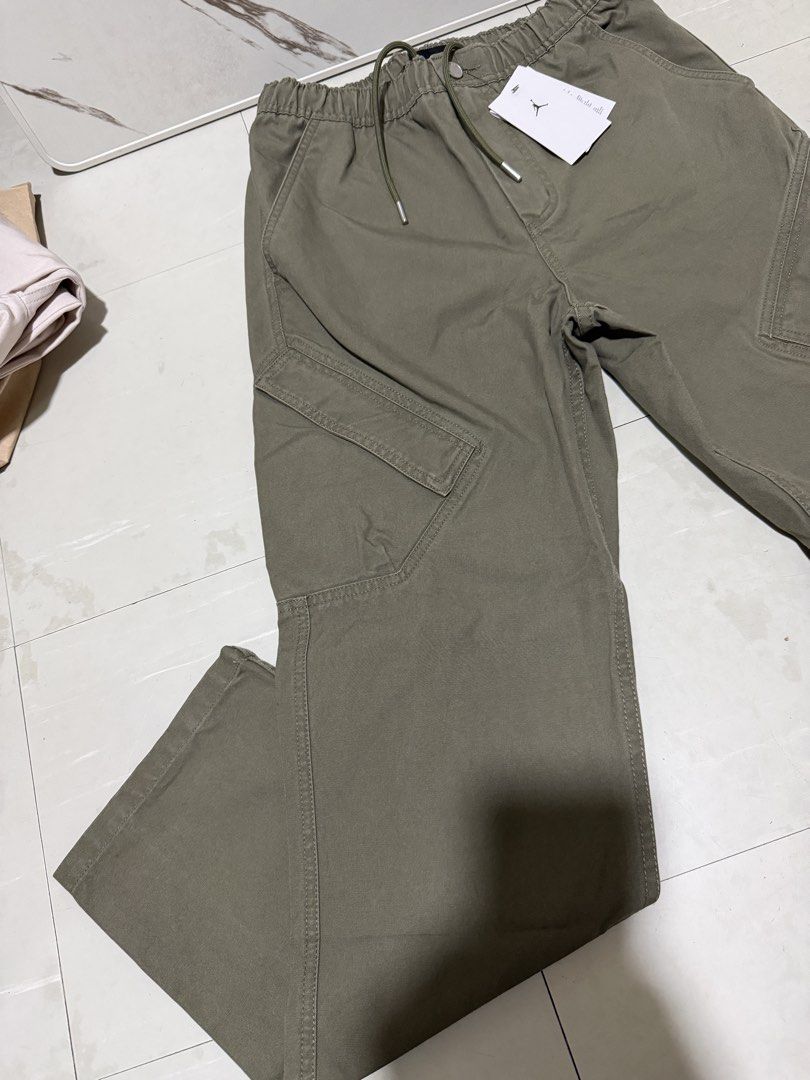 Jordan Chicago Cargo Trousers Pants (Category: Joggers) located in Manila. Submitted by mac2foolz (Listing ID 1429269162, Image 3). Description: ❌WTS/LFB .SALE. Below SRP! 🔥 Jordan Chicago Trousers Color:Medium Olive - Size: Small fit to 30-32 ✅ Our Price: ₱2,495 ❌ Retail Price: ₱5,395 ✔️ Brandnew 💯Authentic ✔️ Unli Lc and Vouch Ship via LBC, Lalamove , Jnt , Jrs 🚛🛵📦 Shipped Nationwide 📨📨📨 Pm me for more pic. and inquiries 🤝🤝🤝 MeetUp A