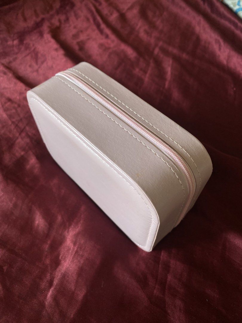 LED Lighted Makeup Pouch Organizer with Mirror (Category: Makeup) located in Quezon City. Submitted by adadarna (Listing ID 1429195005, Image 3). Description: - LED Lighted Makeup Pouch Organizer with Mirror - Built-in LED lighting - Stylish design - Perfect for organizing makeup essentials - 3 Diff lights Slight issue on last pic.