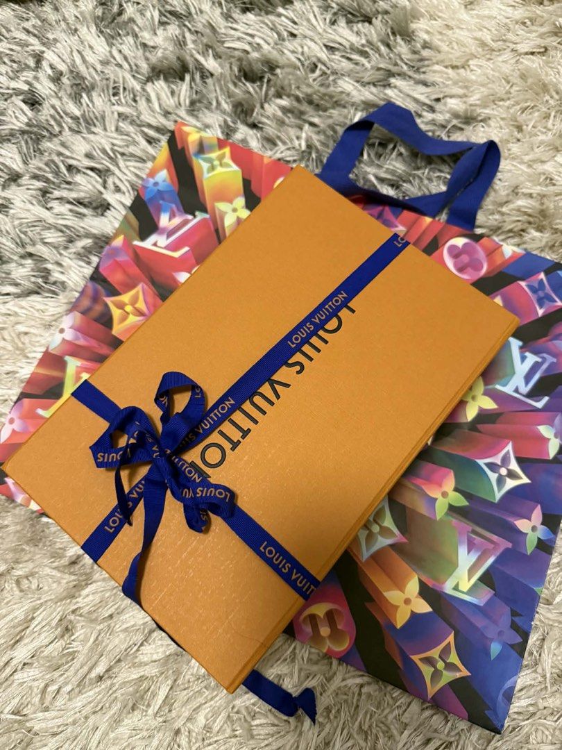 Louis Vuitton Damier Favorite MM (Category: Luxury Bags & Wallets) located in San Fernando. Submitted by katejaena (Listing ID 1429278011, Image 2). Description: With box, dustbag, paperbag. No issues. Like new Few scratches sa gold hardware (doesn't affect the quality) With strap 100% ORIGINAL Check all you want upon meetup. 📌 San Fernando Pampanga.