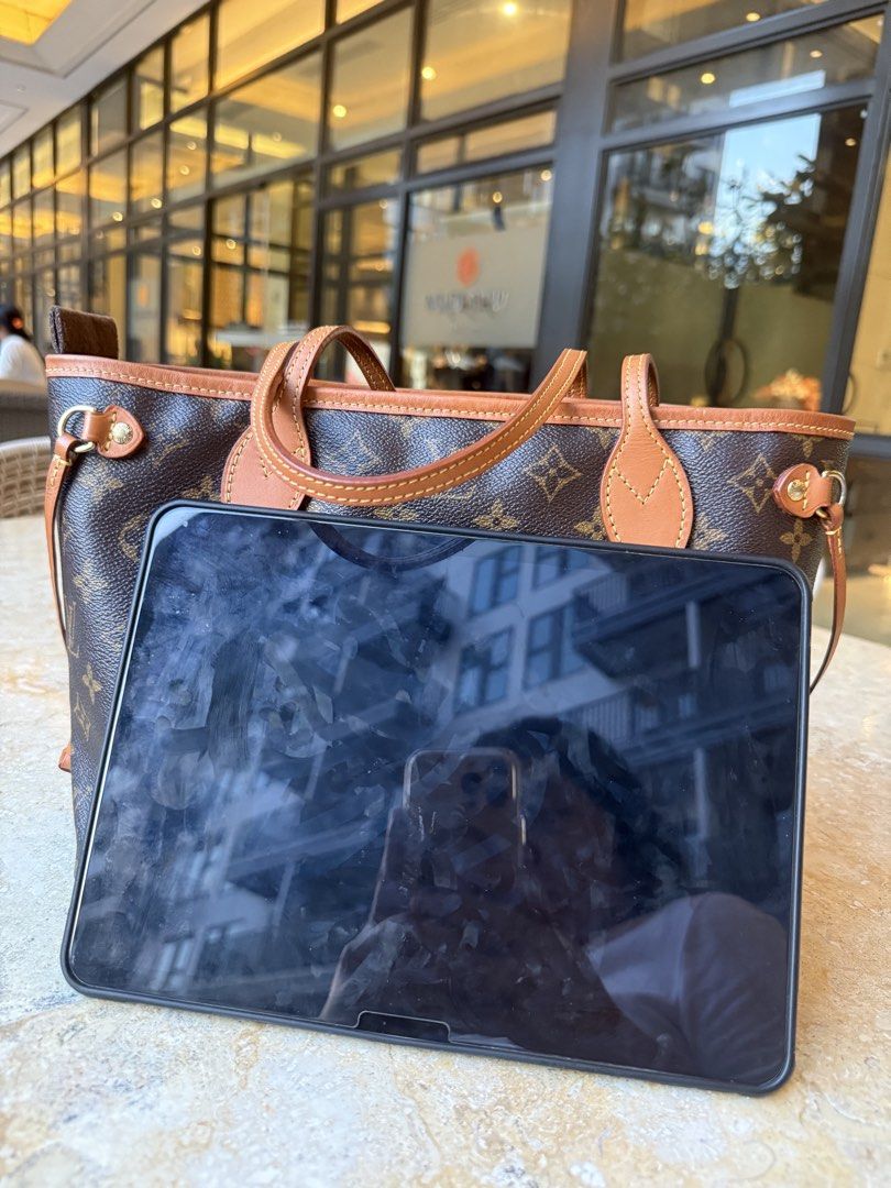 Louis Vuitton Neverfull PM (Category: Luxury Bags & Wallets) located in Davao. Submitted by patdeleon (Listing ID 1422805505, Image 1). Description: - Authentic Louis Vuitton Neverfull PM handbag - Iconic monogram canvas - Vachetta leather trim and handles - Open top design with side laces Inclusions: Paper Bag, Bag Organizer and Dustbag.