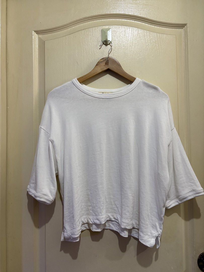 Madewell White Cropped Oversized Crewneck (Category: Shirts) located in Pasig City. Submitted by shopsmart.mnl (Listing ID 1429334687, Image 3). Description: Excellent condition No issue.