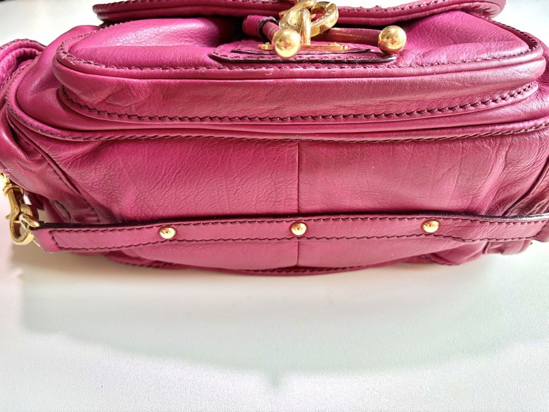 Marc Jacobs Selma Shoulder Bag Hot Pink (Category: Luxury Bags & Wallets) located in Manila. Submitted by declutter_diariess (Listing ID 1429265255, Image 2). Description: Bought it for 6k on carousell Seller did not disclose flaws Please see condition Selling for lower.