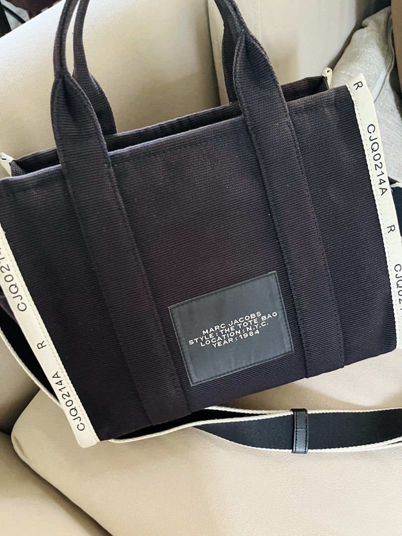 Marc Jacobs The Tote Bag (Category: Luxury Bags & Wallets) located in Cavite. Submitted by trendxxshoppe (Listing ID 1429267404, Image 2). Description: jacquard tote bag Original No issue .
