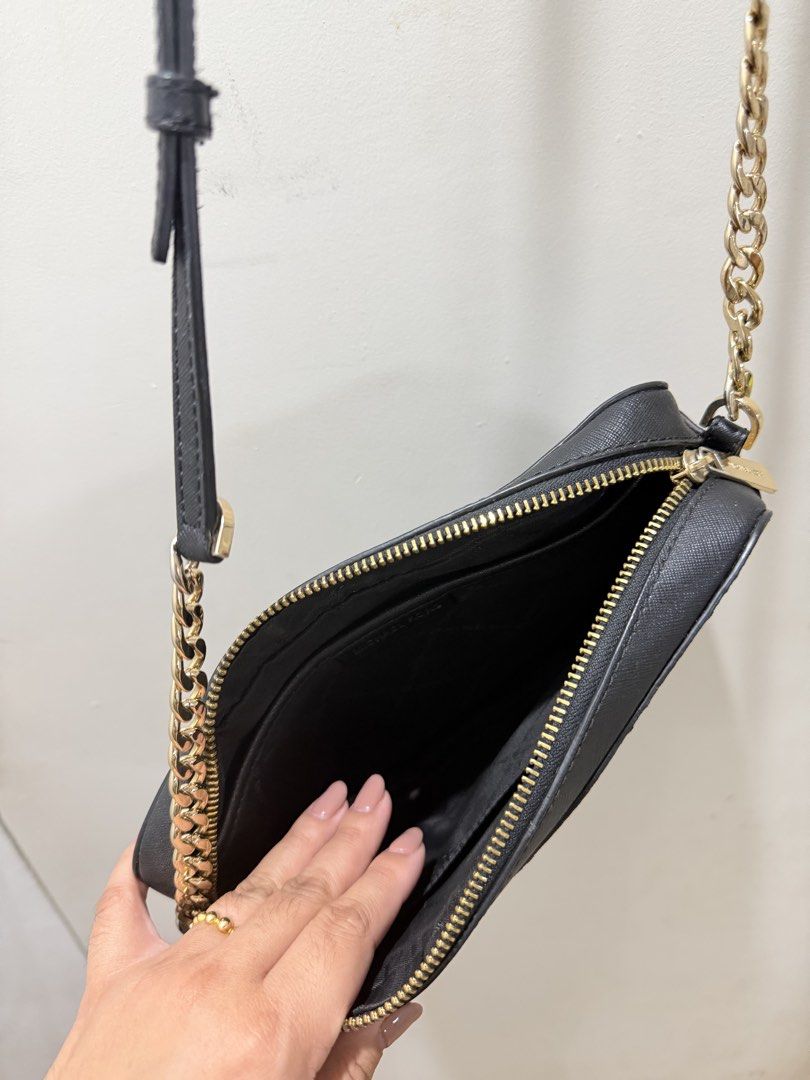 Michael Kors Black Crossbody Bag (Category: Luxury Bags & Wallets) located in Quezon City. Submitted by griveraa1224 (Listing ID 1429334851, Image 3). Description: .