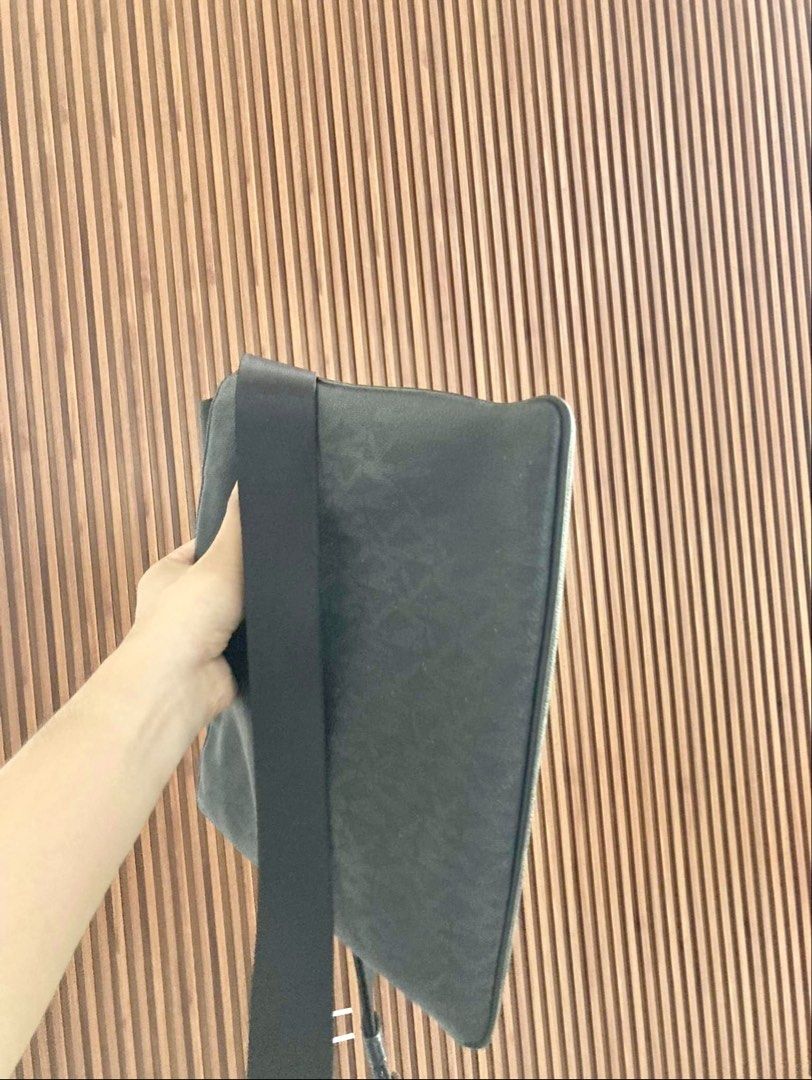 Michael Kors Messenger Bag (Category: Luxury Bags & Wallets) located in Muntinlupa City. Submitted by airickson_23 (Listing ID 1429177935, Image 3). Description: Legit 💯 Used but not abused.