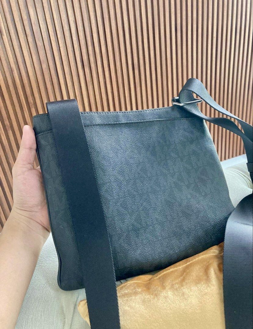 Michael Kors Messenger Bag (Category: Luxury Bags & Wallets) located in Muntinlupa City. Submitted by airickson_23 (Listing ID 1429177935, Image 1). Description: Legit 💯 Used but not abused.