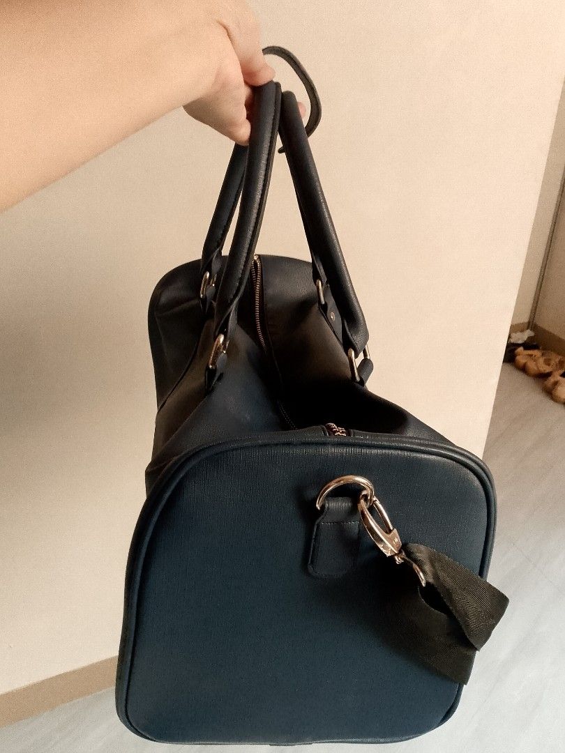 Navy Blue Duffle Bag with Shoulder Strap (Category: Shoulder Bags) located in Taytay. Submitted by looids (Listing ID 1429231488, Image 2). Description: Blue duffle bag, used only once, good as new, no damage, no flaws, bought in SM. Disente tingnan. L42, W21,H23 (cm)..