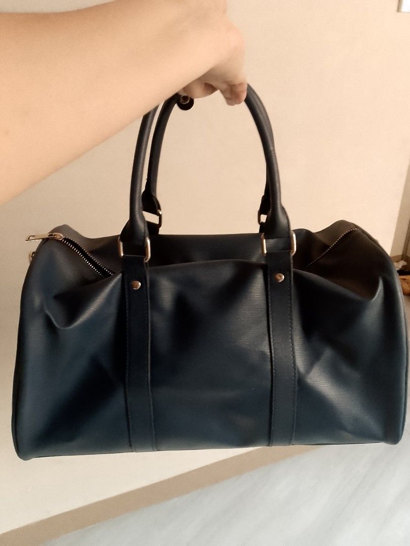 Navy Blue Duffle Bag with Shoulder Strap (Category: Shoulder Bags) located in Taytay. Submitted by looids (Listing ID 1429231488, Image 1). Description: Blue duffle bag, used only once, good as new, no damage, no flaws, bought in SM. Disente tingnan. L42, W21,H23 (cm)..