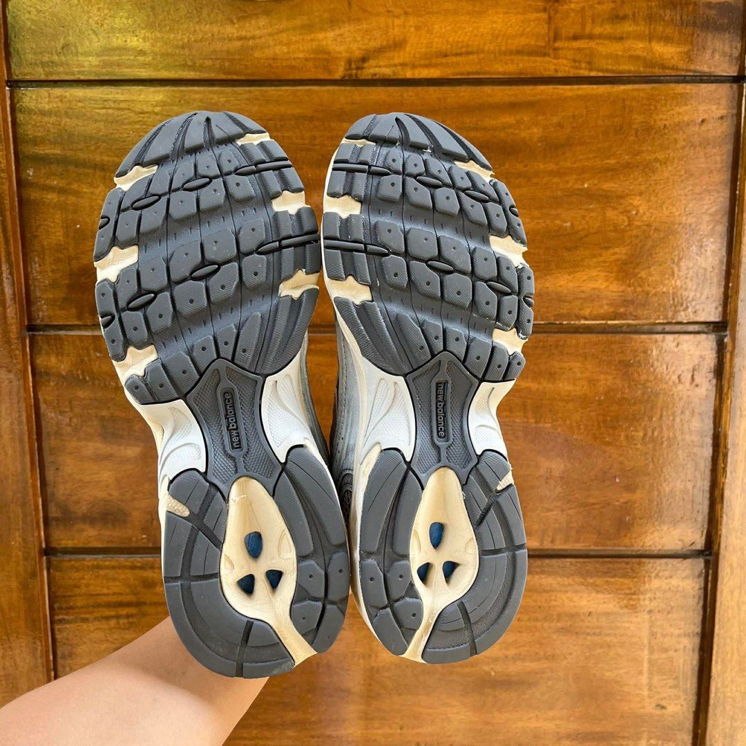 New Balance 530 Silver Sneakers (Category: Sneakers) located in Alicia. Submitted by beebuu1994 (Listing ID 1429282725, Image 3). Description: .