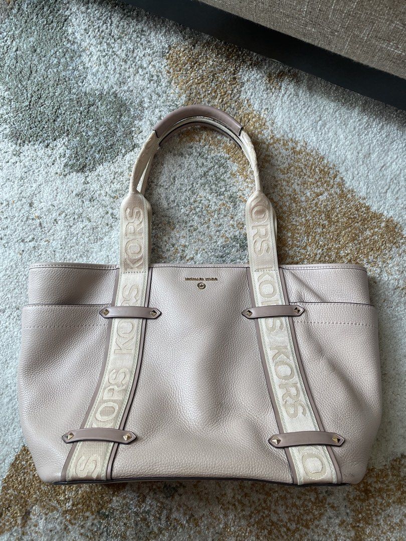 Pink Michael Kors Tote Bag (Category: Luxury Bags & Wallets) located in Taguig. Submitted by gabitems (Listing ID 1429197153, Image 2). Description: -RFS: no longer used -Original price approximately PHP 25k.