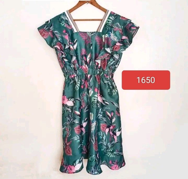 PLAINS AND PRINTS GREEN DRESS (Category: Dresses) located in Bulacan. Submitted by lexibau (Listing ID 1429235375, Image 2). Description: Small size but runs medium.
