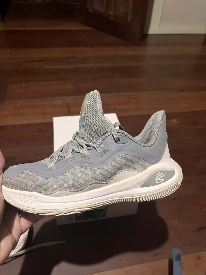 Preloved Under Armour Curry 11 'Young Wolf' for Kids (Category: Babies & Kids Fashion) located in Dasmarinas. Submitted by TheTidyQueen (Listing ID 1429180821, Image 3). Description: Selling Preloved Under Armour Curry 11 'Young Wolf' Sneakers Size 5Y (Kids size) Used but not abused Check photos for flaws 💰Selling: ₱3,000 💡RFS: Decluttering 📍Dasmariñas City, Cavite PM me for further inquiries! 🫶 .