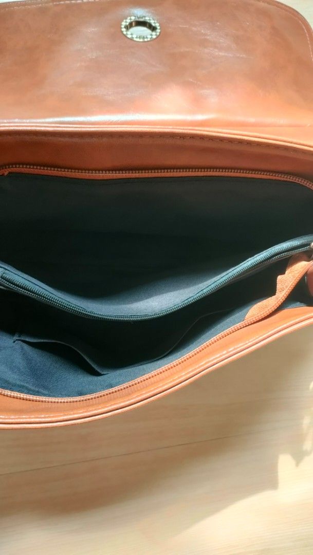preloved Vintage Brown Handbag with Shoulder Strap (Category: Shoulder Bags) located in Mandaluyong City. Submitted by itscris28 (Listing ID 1429237622, Image 3). Description: - Classic brown handbag with a top handle and a detachable shoulder strap - Features a flap closure with a decorative metal clasp - The interior has multiple compartments, including a zippered pocket - It has a vintage aesthetic style. - for casual or office days #vintageba