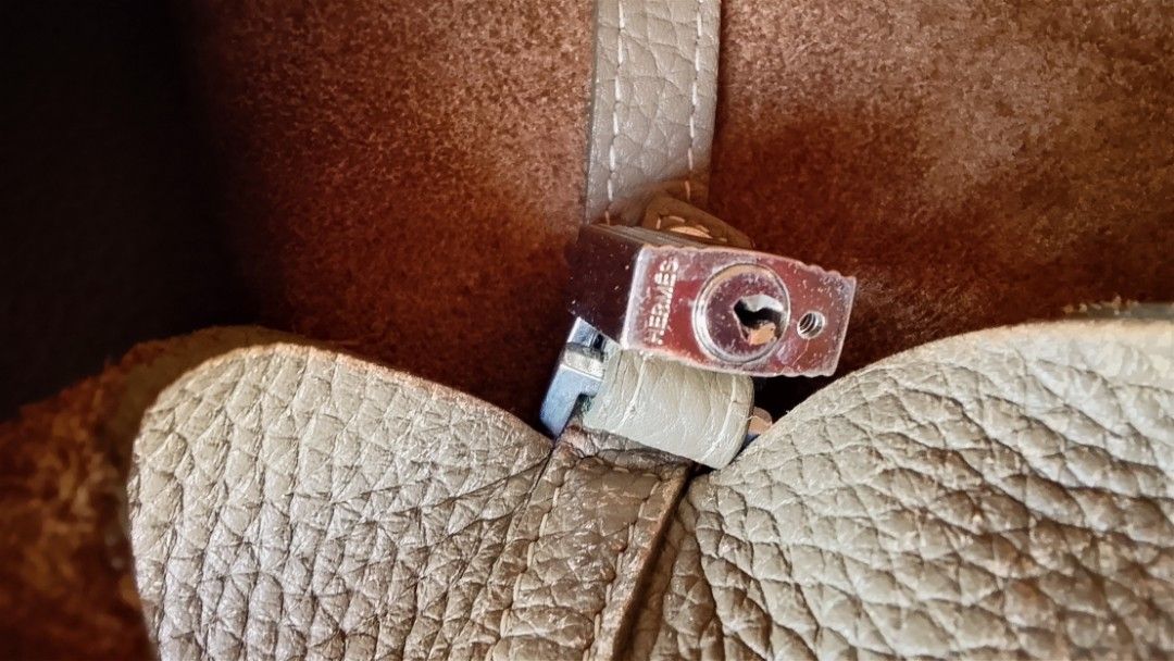 Prelved HermesParis Handbag (Category: Luxury Bags & Wallets) located in Alicia. Submitted by celynahambotruecelyna39 (Listing ID 1429217102, Image 2). Description: Hermes handbag. Features a tan leather exterior with a matching strap. Includes a lock closure. The interior is lined with a brown fabric. Made in France..
