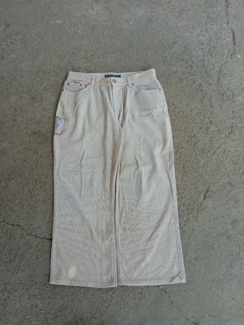 Ralph Lauren baggy corduroy pants (Category: Jeans) located in Manila. Submitted by adinsthrift (Listing ID 1429282221, Image 1). Description: Ralph Lauren Jeans W- 32 L-36 Thighs- 13 LO- 10.5 Condition- 8/10 Color rate-10/10 Issue- included in the photo NEGOTIABLE SA PRICE BASTA MAGKASUNDO🤝🫡 DISCLAIMER: - PLEASE MANAGE YOUR EXPECTATIONS, ALL OF THIS ITEMS ARE THRIFTED. - ACTUAL COLOR MAY VARY DUE TO LIGHTNING. - CHECK THE DETS BEFORE YOU BUY. 
