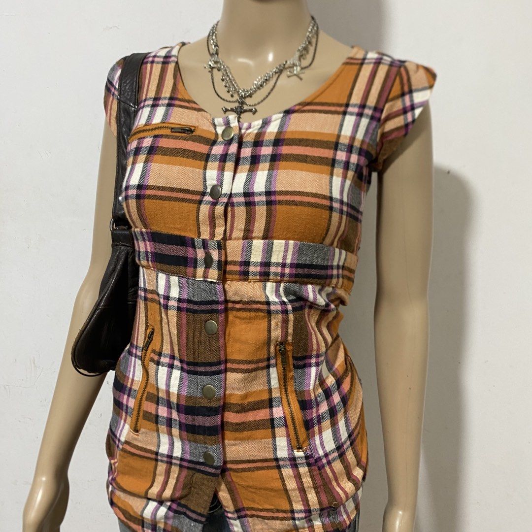 Roxy Plaid Buttoned Top Y2k (Category: Blouses) located in Balanga. Submitted by cherryblunt (Listing ID 1429315997, Image 2). Description: ⬇️ measurement (laid flat) pit to pit- 16” length- 24” MOP - GCASH/BANK TRANSFER MOD - J&T EXPRESS ONLY MOP - GCASH/BANK TRANSFER MOD - J&T EXPRESS ONLY.