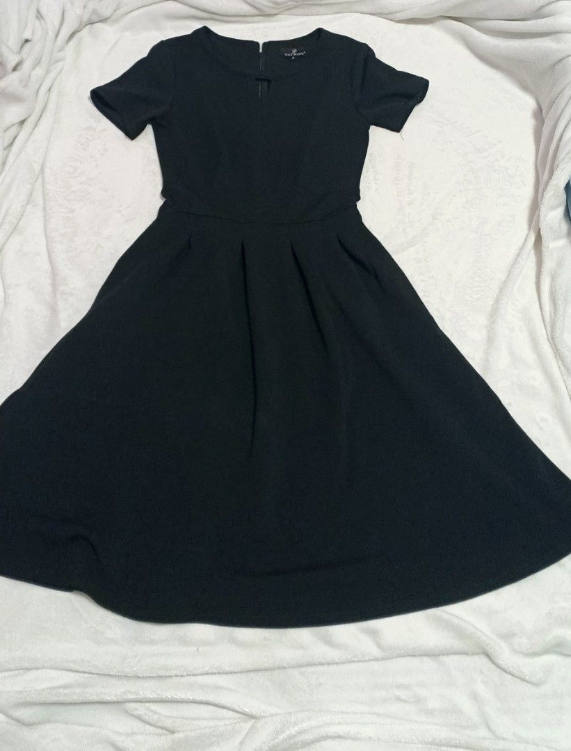 Shein Black Dress S-M (Category: Dresses) located in Manila. Submitted by mightytree.ce1437 (Listing ID 1429208068, Image 2). Description: Elegant black dress from Shein. Features a flattering fit-and-flare silhouette with a V-neckline and short sleeves. The dress has a fitted waist and pleated skirt, creating a classic and versatile look. Perfect for various occasions, from casual outings to semi-formal events. Size S-M..