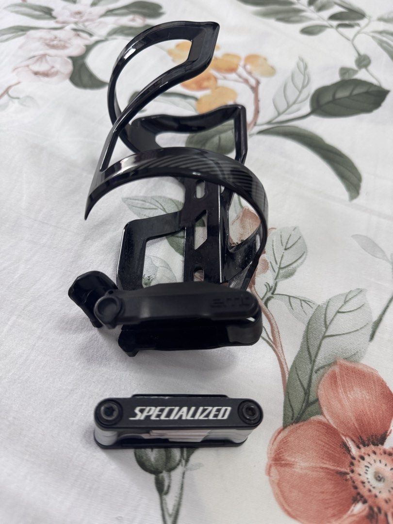 Specialized SWAT Bottle Cage with Tool (Category: Parts & Accessories) located in Singapore. Submitted by d6s65ydcnv85669 (Listing ID 1429252445, Image 1). Description: SPECIALIZEO .