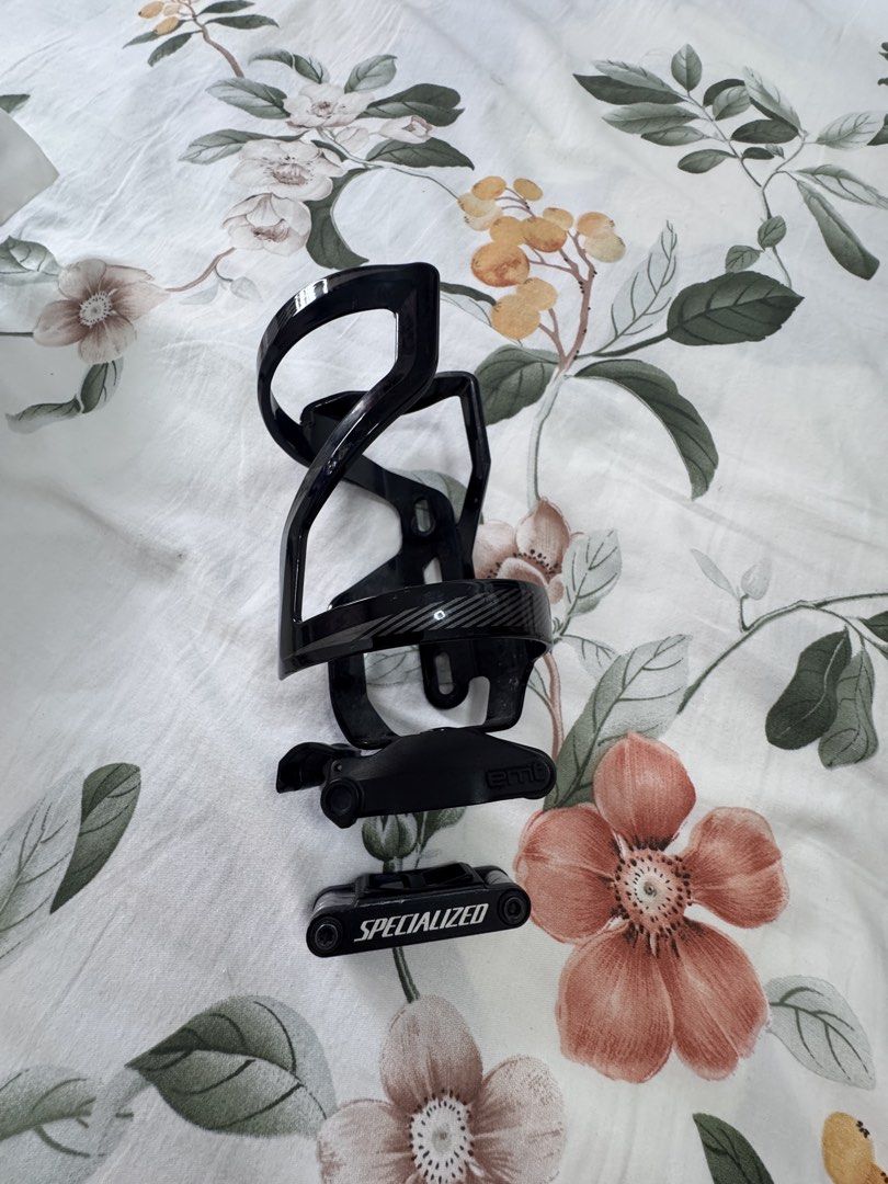 Specialized SWAT Bottle Cage with Tool (Category: Parts & Accessories) located in Singapore. Submitted by d6s65ydcnv85669 (Listing ID 1429252445, Image 3). Description: SPECIALIZEO .