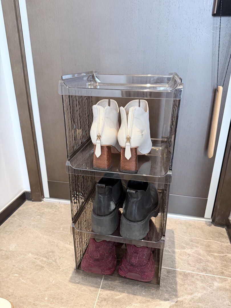 Stackable Shoe Storage Box （分類：收納箱及袋）位於 Hong Kong。 由 khakikhaki 提交（商品編號 1429175126，圖片 2）。簡介： Stackable shoe storage box is perfect for organizing your footwear. It features a clear, textured design, allowing you to easily see the contents of each box. The boxes are designed to stack on top of each other, maximizing space. It is suitable for various shoe types, as seen in the images. The boxes are made of a durable material and have a sleek, moder