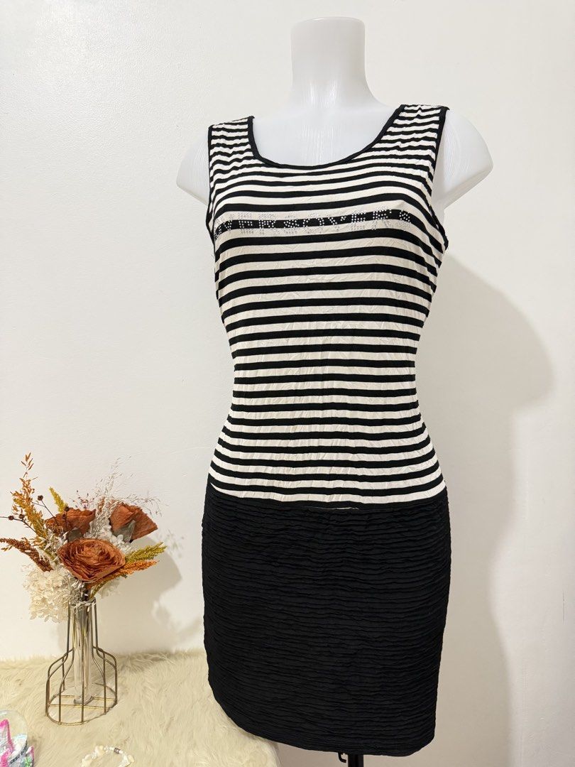 Striped Sleeveless Dress (Category: Dresses) located in Imus. Submitted by queens_collectionsph (Listing ID 1429172077, Image 1). Description: THRIFT/UKAY - ALL WASHED🫧 - Striped Sleeveless Dress - Size: M - Color: Black and White - Design: Classic striped pattern - Condition: Good - Location: Imus Cavite.