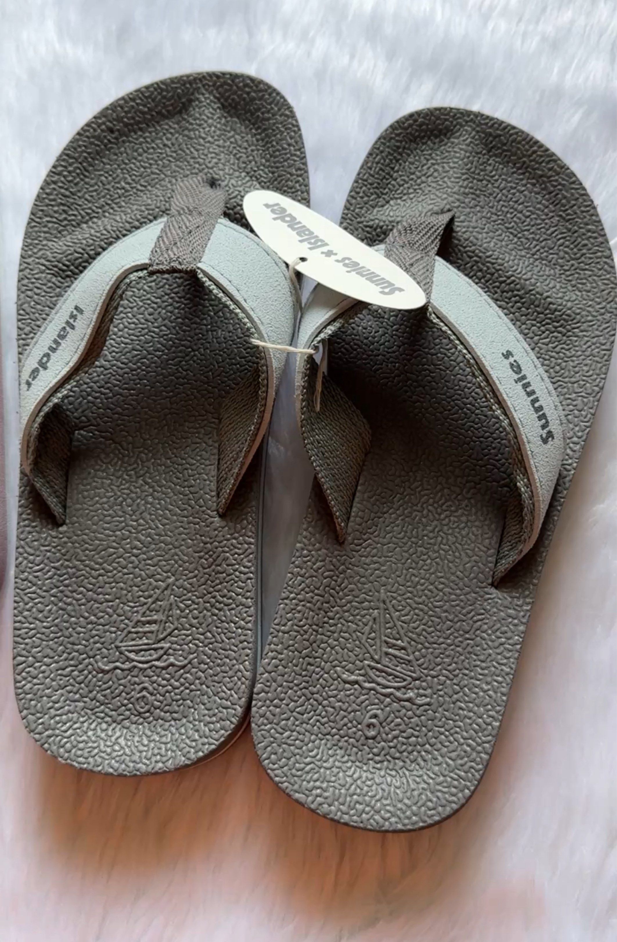 Sunnies Islander Flip-flops (Category: Slippers and slides) located in Las Pinas. Submitted by thestasher (Listing ID 1429191514, Image 1). Description: Selling 2 sunnies x islander flip flops 995 each Whale size 6 Isla size 7.