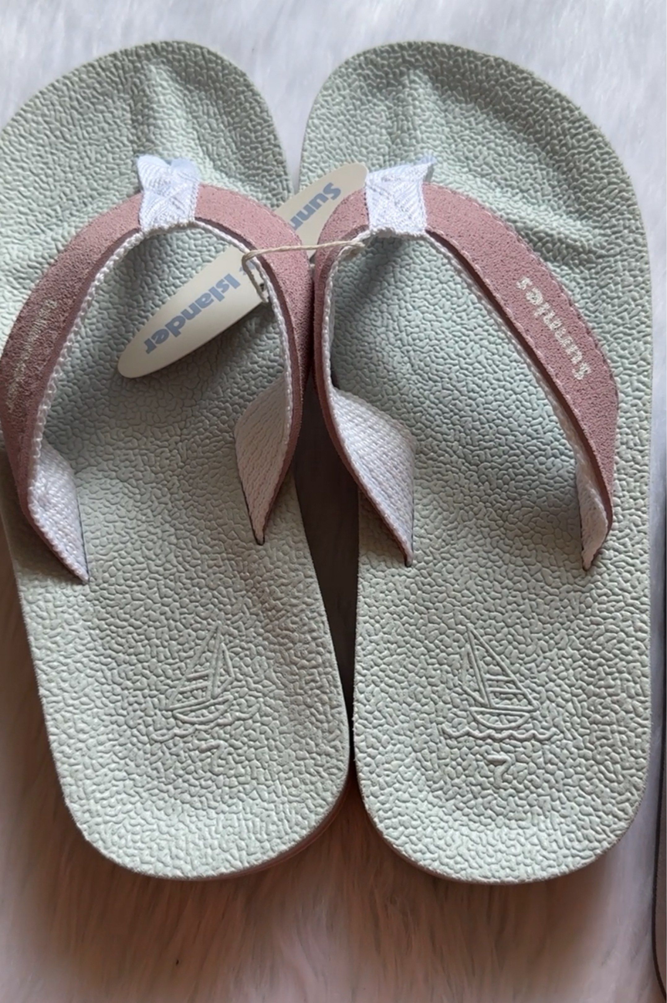 Sunnies Islander Flip-flops (Category: Slippers and slides) located in Las Pinas. Submitted by thestasher (Listing ID 1429191514, Image 2). Description: Selling 2 sunnies x islander flip flops 995 each Whale size 6 Isla size 7.