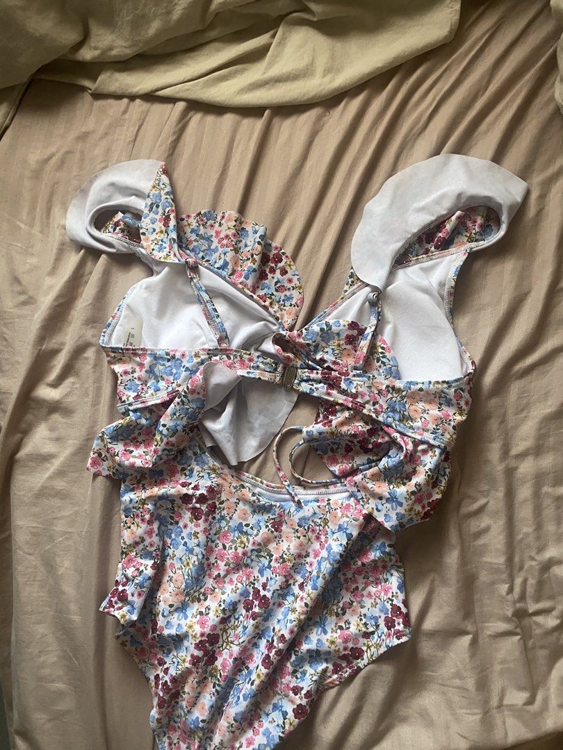 Swimsuit floral - shein (Category: Bikinis & Swimsuits) located in Rizal. Submitted by julsdeclutterss (Listing ID 1429194204, Image 2). Description: Size Large.