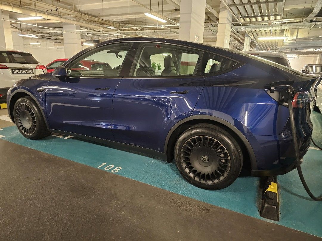 Tesla Model Y Electric RWD (A) (Category: Used Cars) located in Singapore. Submitted by pathfinder (Listing ID 1429274126, Image 1). Description: Accident Free Blue Original Paint Black Seats PPF Since Day 1 Enhanced Autopilot Auto frunk Auto Present Handle The New Aero 19" Rims Solar Film.