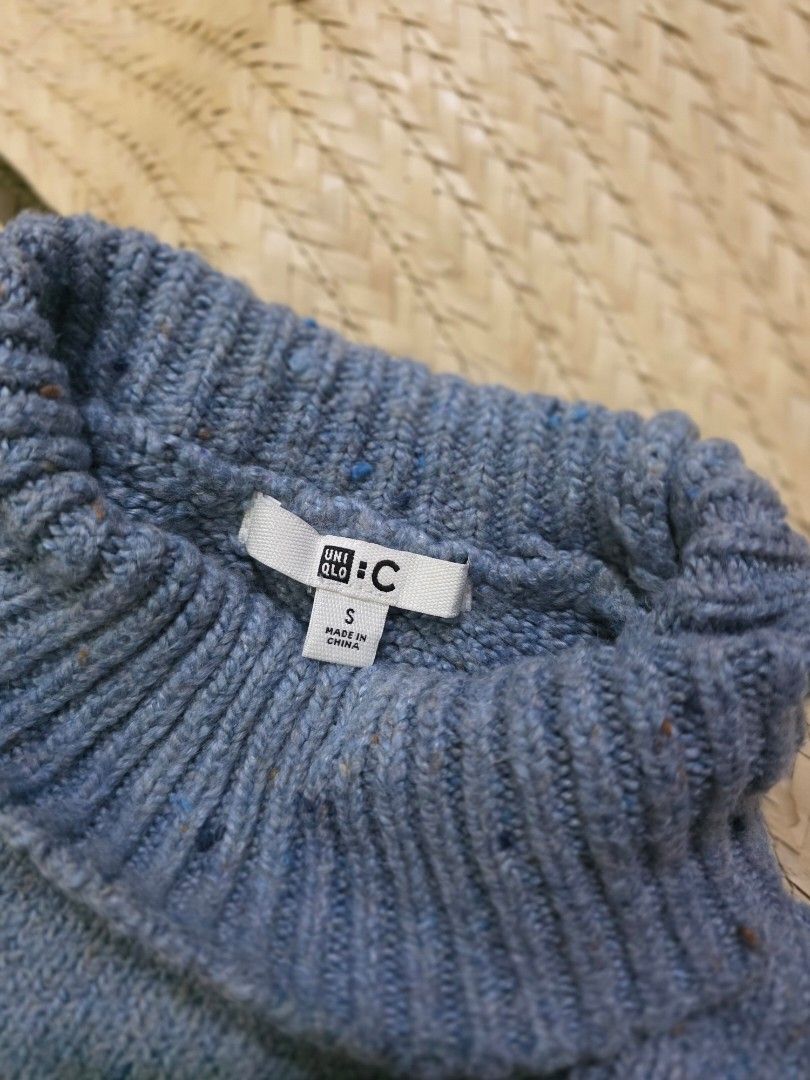 Uniqlo :C Blue Knit Sweater (Category: Longsleeves) located in Pasig City. Submitted by chinitafrommanila (Listing ID 1429215658, Image 2). Description: - Uniqlo blue knit sweater - Size: Small - Features: Ribbed design - Condition: Good - Made in China.