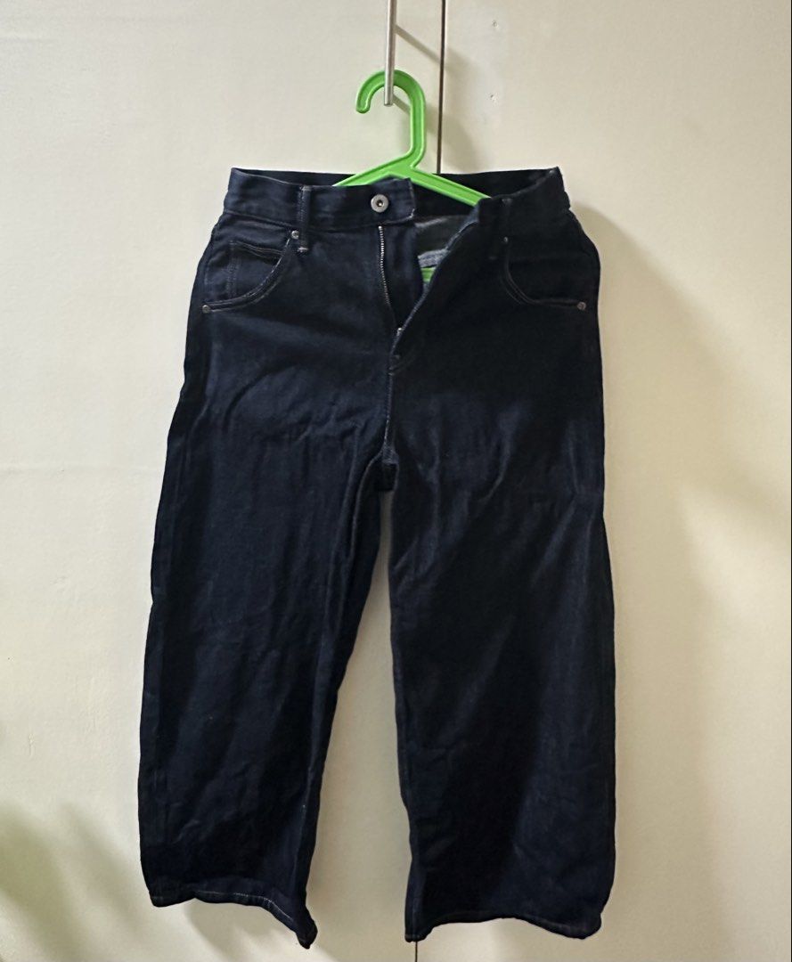 Uniqlo Wide leg Jeans (Category: Jeans) located in Paranaque City. Submitted by princessitad (Listing ID 1429205715, Image 1). Description: - check images for size - only used once in japan - had the length altered so im not sure how long na js look at the pic for reference. im 5’0 ft tall - my actual waist size: 25-26 cm.