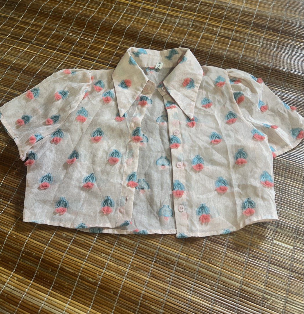 Vintage Floral Cropped Blouse (Category: Blouses) located in Taguig. Submitted by cftbncs (Listing ID 1429297619, Image 1). Description: Small to medium frame .