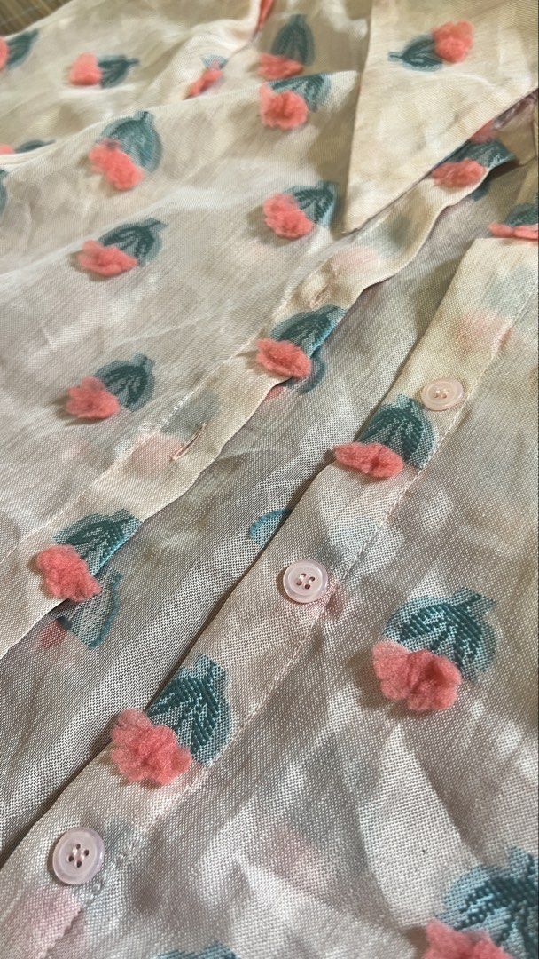 Vintage Floral Cropped Blouse (Category: Blouses) located in Taguig. Submitted by cftbncs (Listing ID 1429297619, Image 3). Description: Small to medium frame .
