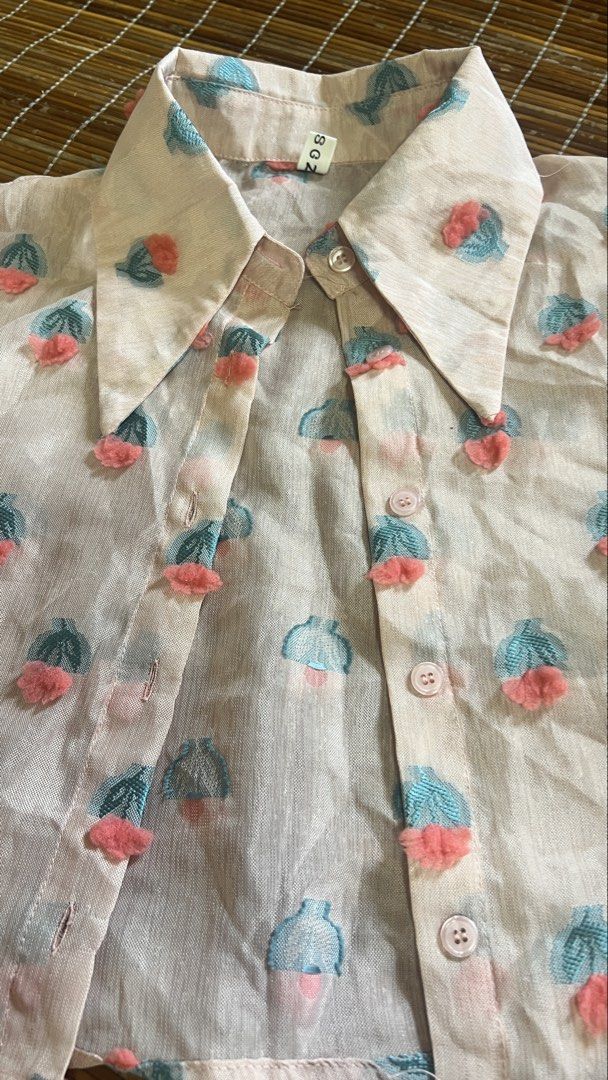Vintage Floral Cropped Blouse (Category: Blouses) located in Taguig. Submitted by cftbncs (Listing ID 1429297619, Image 2). Description: Small to medium frame .