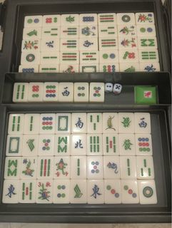 Chinese Mahjong Set X - Large Cartoon Mahjong met full-size tegels en tafelkleed, 40 mm Mahjong Game Set inclusief 144 tegels, dobbelstenen en opbergtas, voor gift verjaardagsreis speelgoed,Rood