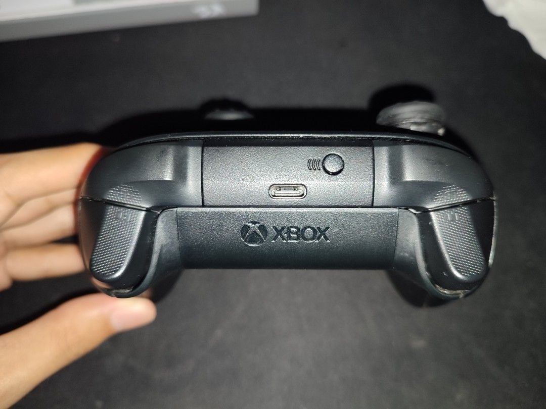 Xbox series x|s controller (Category: Desktops) located in Baguio. Submitted by joshuasolivenzed (Listing ID 1429294902, Image 3). Description: negotiable price for sure buyers Excellent condition except for oxidized battery contact(minimal) with box and kontrol freeks Baguio loc. if outside baguio, buyer must shoulder shipping fee and payment first basis..