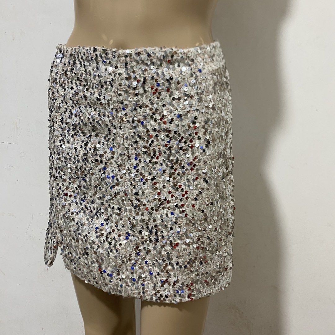 Y2k Sequin Mini Skirt (Category: Skirts) located in Balanga. Submitted by cherryblunt (Listing ID 1429309173, Image 2). Description: ⬇️ check last slide for flaw measurements (laid flat) w- 26” l- 15” MOP - GCASH/BANK TRANSFER MOD - J&T EXPRESS ONLY .