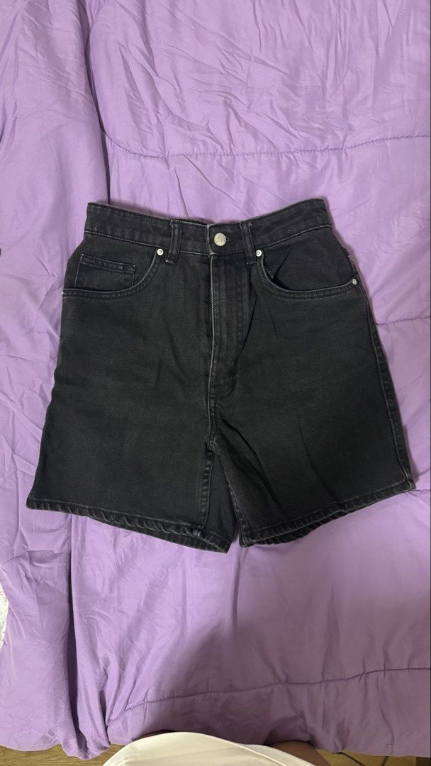 Zara Black High Waisted Shorts (Category: Shorts) located in Paranaque City. Submitted by redvelvet13 (Listing ID 1429299712, Image 1). Description: .