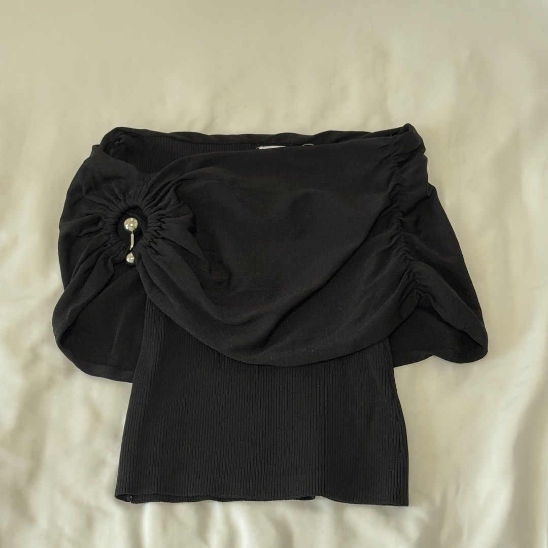 Zara Off-Shoulder Knit Top with Metal Ring (Category: Blouses) located in Manila. Submitted by averioph (Listing ID 1429170939, Image 2). Description: Note: Seller is currently out of the country, item will be available from April 4 onwards. Used once In very good condition Size: XS For grab/lalamove/self pickup Pickup arrangement c/o buyer Location: Sampaloc, Manila.