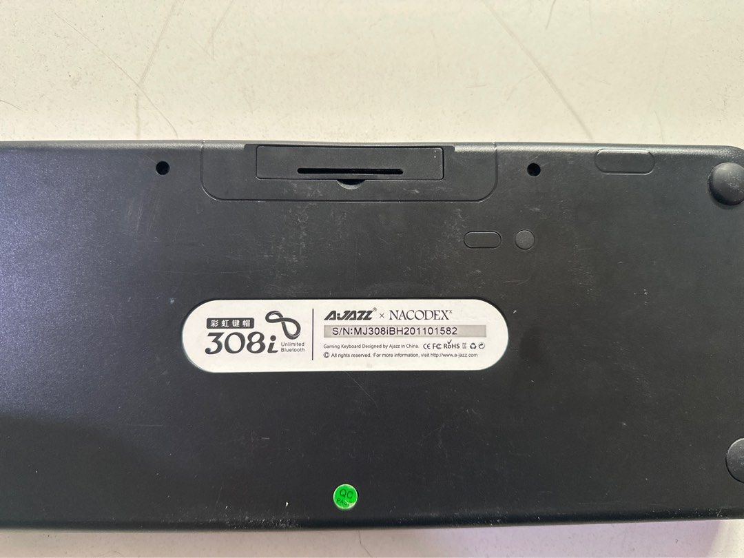 AJAZZ Retro Keyboard (Category: Computer Keyboard) located in Quezon City. Submitted by k_j_l_x (Listing ID 1429402541, Image 2). Description: Battery-operated, bluetooth connectivity.