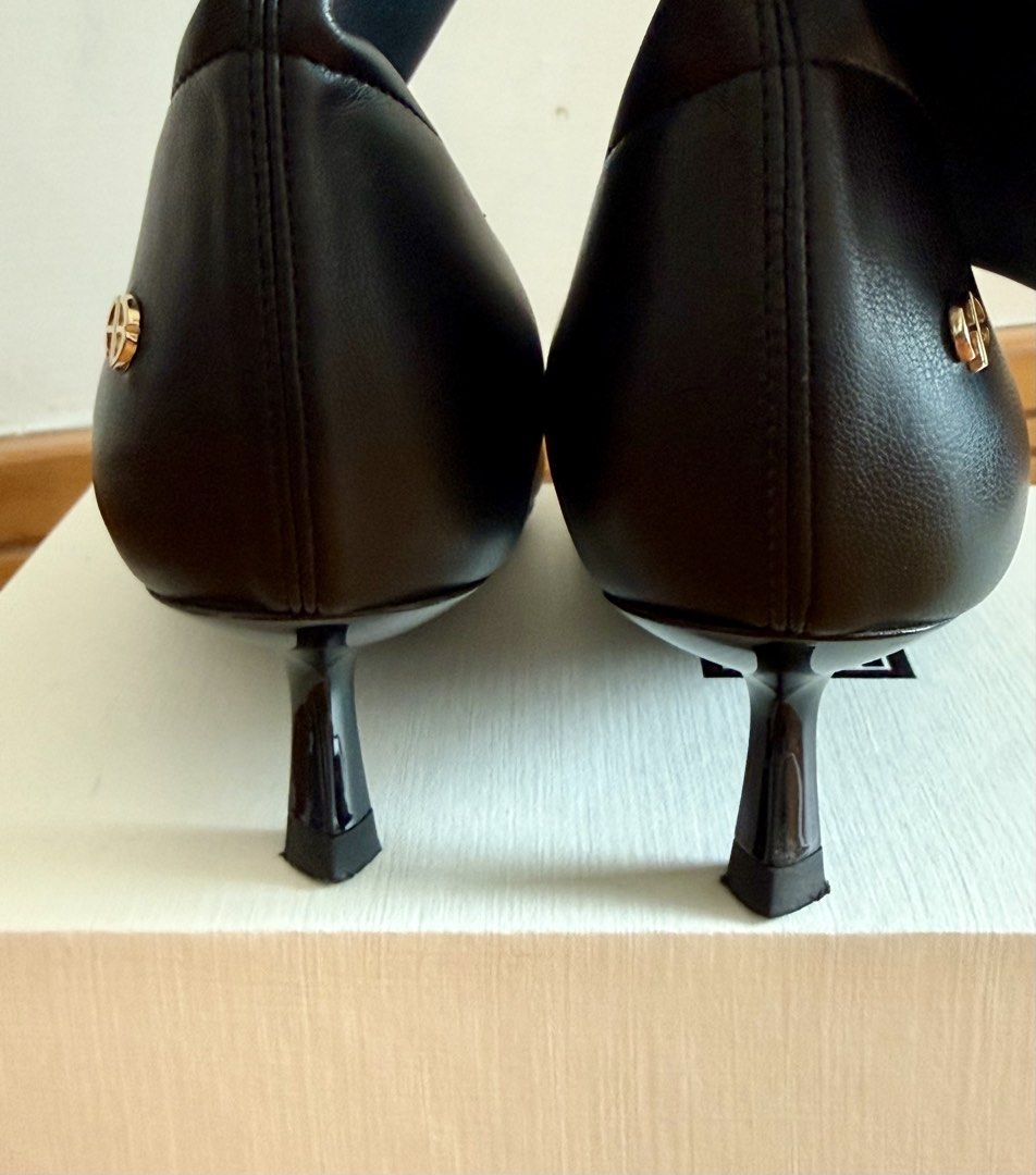 Anine Bing Black Leather Boots （分類：靴）位於 Hong Kong。 由 moglom 提交（商品編號 1429360395，圖片 3）。簡介： Black leather ankle boots by Anine Bing. Features a pointed toe and a kitten heel. The boots have a sock-like upper and a small gold logo detail on the heel. The soles are black and show some wear. Size 38.。