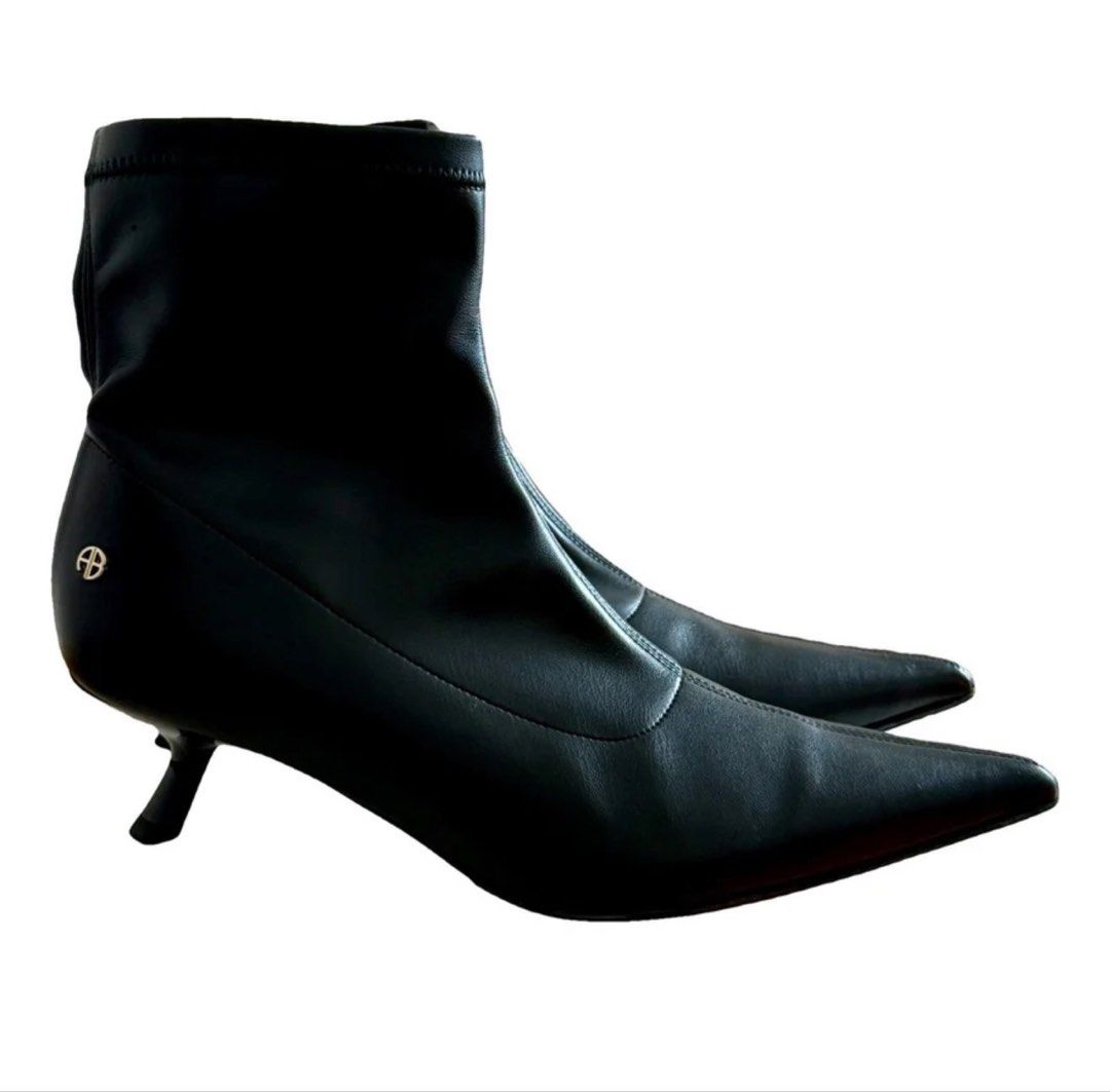 Anine Bing Black Leather Boots （分類：靴）位於 Hong Kong。 由 moglom 提交（商品編號 1429360395，圖片 1）。簡介： Black leather ankle boots by Anine Bing. Features a pointed toe and a kitten heel. The boots have a sock-like upper and a small gold logo detail on the heel. The soles are black and show some wear. Size 38.。