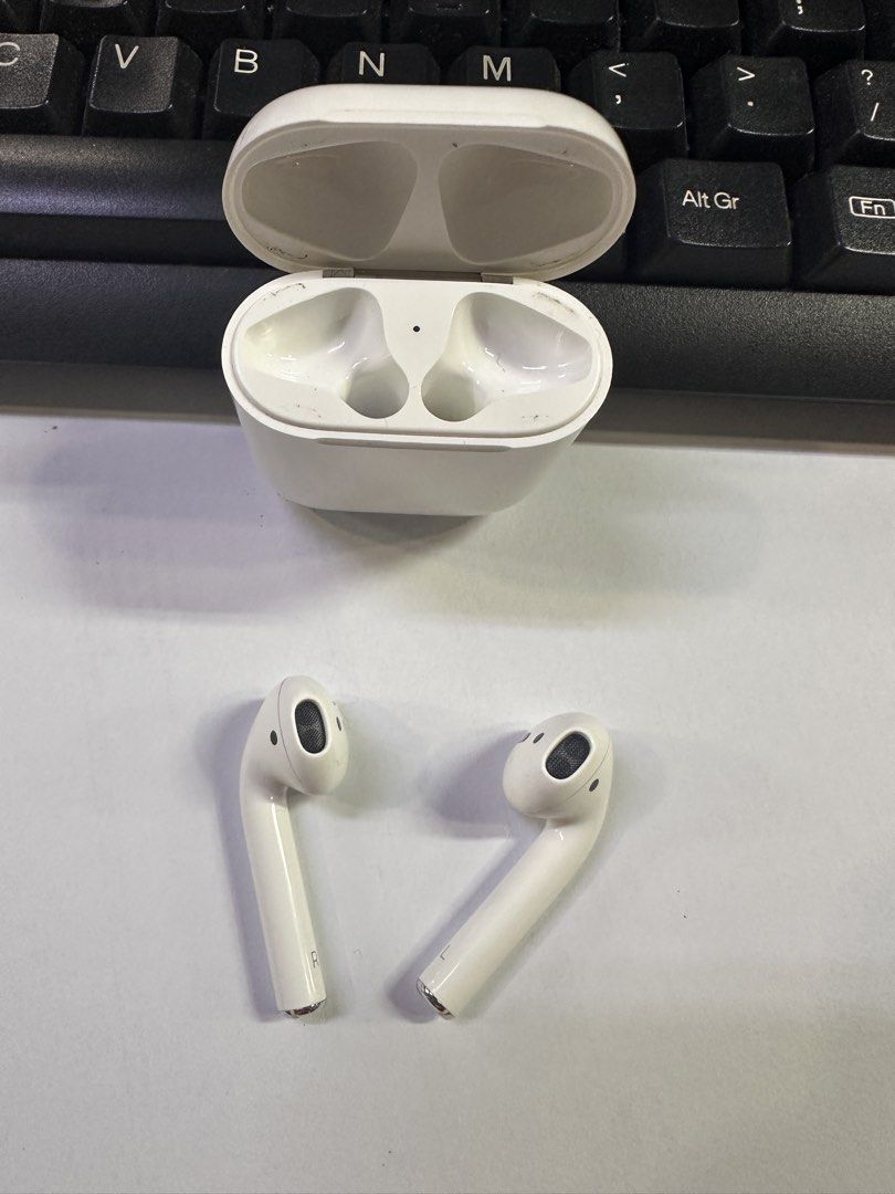 Apple AirPods 2nd Generation414054876636794881
