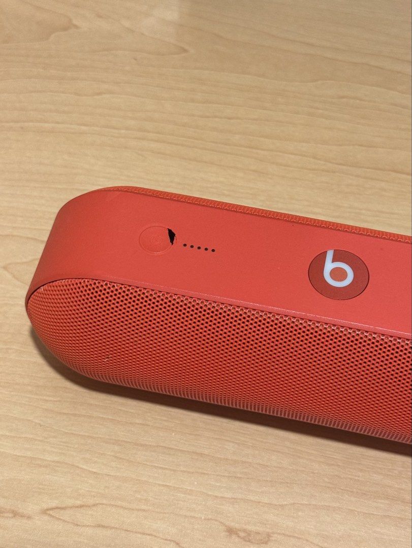 Beats Pill+ wireless bluetooth speaker statement RED （分類：Soundbar、揚聲器、藍牙喇叭、耳擴）位於 Hong Kong。 由 ccc_u 提交（商品編號 1429464350，圖片 2）。簡介： Red Beats Pill wireless bluetooth speaker. It has the Beats logo on the front and several control buttons on top. The speaker has a mesh front and a power indicator. The speaker is designed to be compact and easy to carry.。