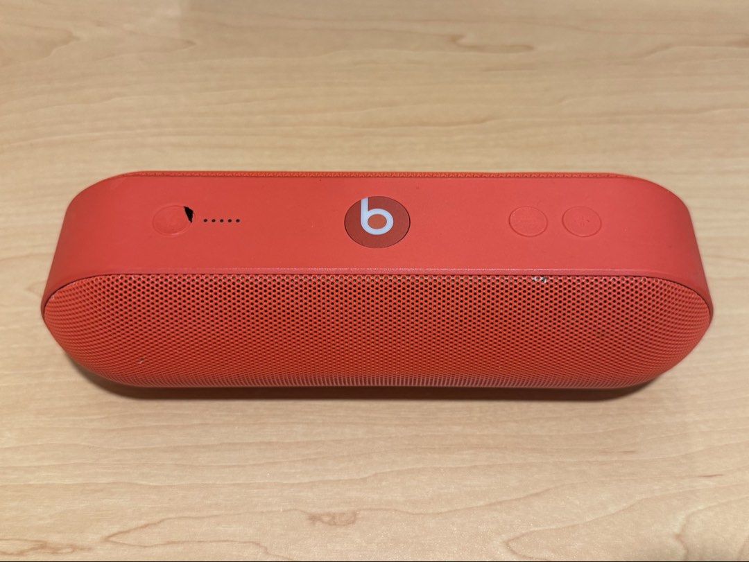 Beats Pill+ wireless bluetooth speaker statement RED （分類：Soundbar、揚聲器、藍牙喇叭、耳擴）位於 Hong Kong。 由 ccc_u 提交（商品編號 1429464350，圖片 1）。簡介： Red Beats Pill wireless bluetooth speaker. It has the Beats logo on the front and several control buttons on top. The speaker has a mesh front and a power indicator. The speaker is designed to be compact and easy to carry.。